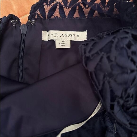 NWT Kay Unger Tatum Floral Lace Midi Cocktail dress
O9 - Picture 7 of 7